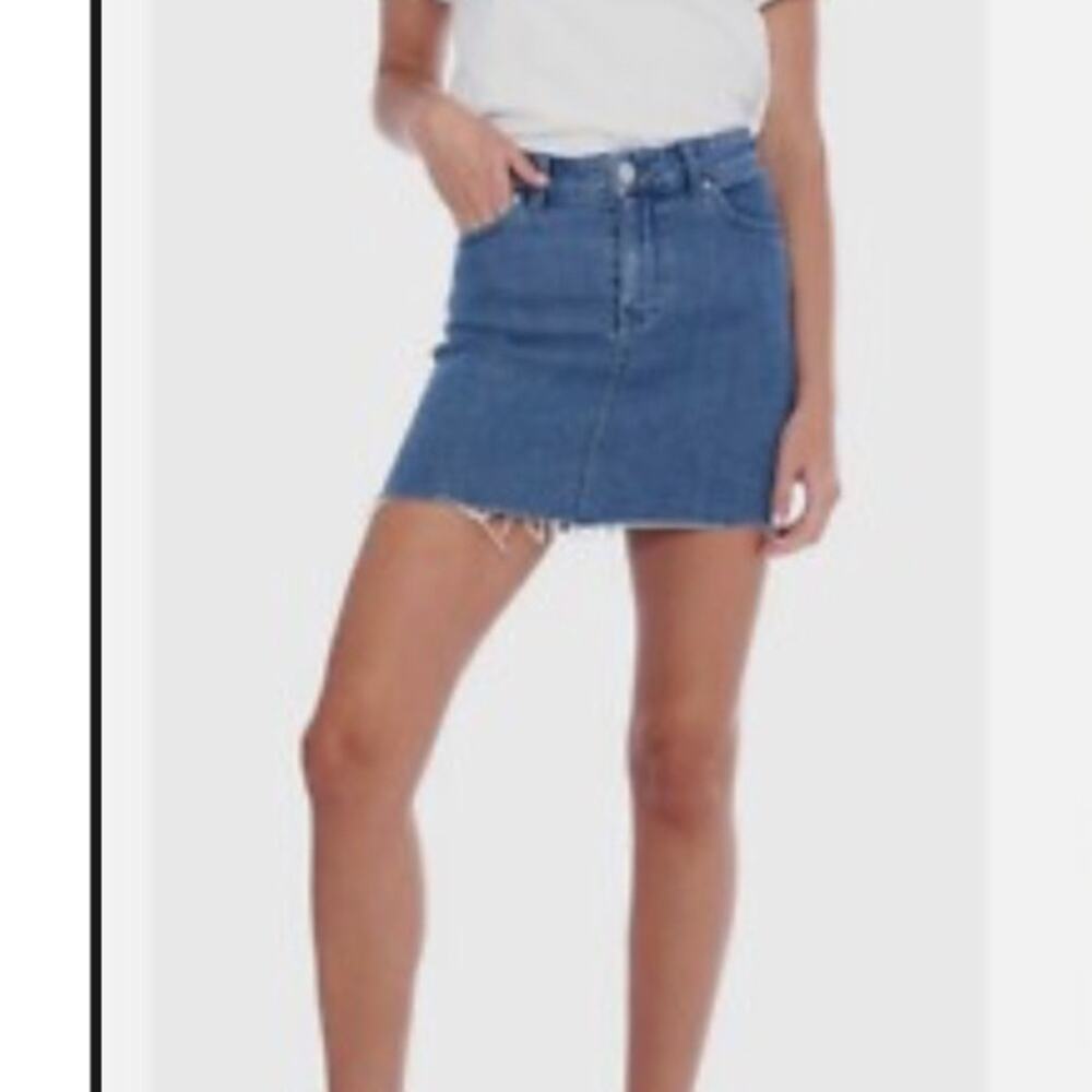 NWT Levi’s Deconstructed Light Wash Denim Mini Skirt Sz 27 Cut Off Raw Hem